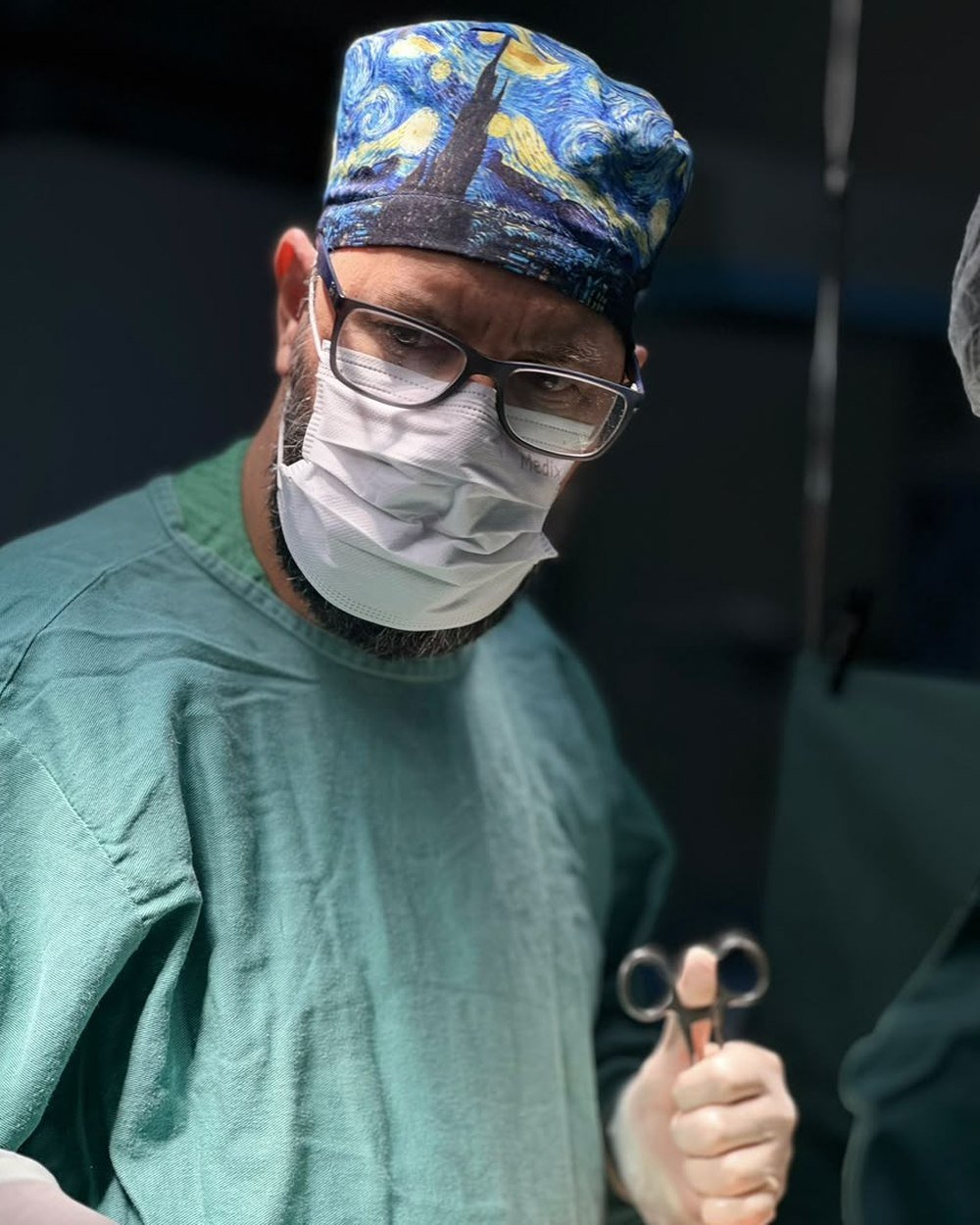 Dr. Germano Jatobá em cirurgia, no centro cirúrgico
